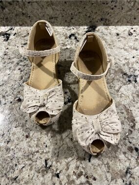 Girls Gymboree Ivory Eyelet Peep-Toe Bow Sandals. Ankle Strap. Size 13.